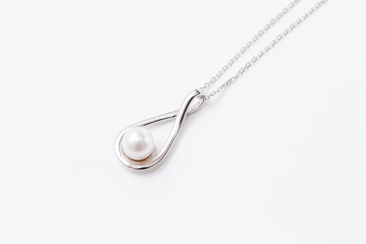Akoya pearl drop-shaped design pendant YUKIKO HANAI